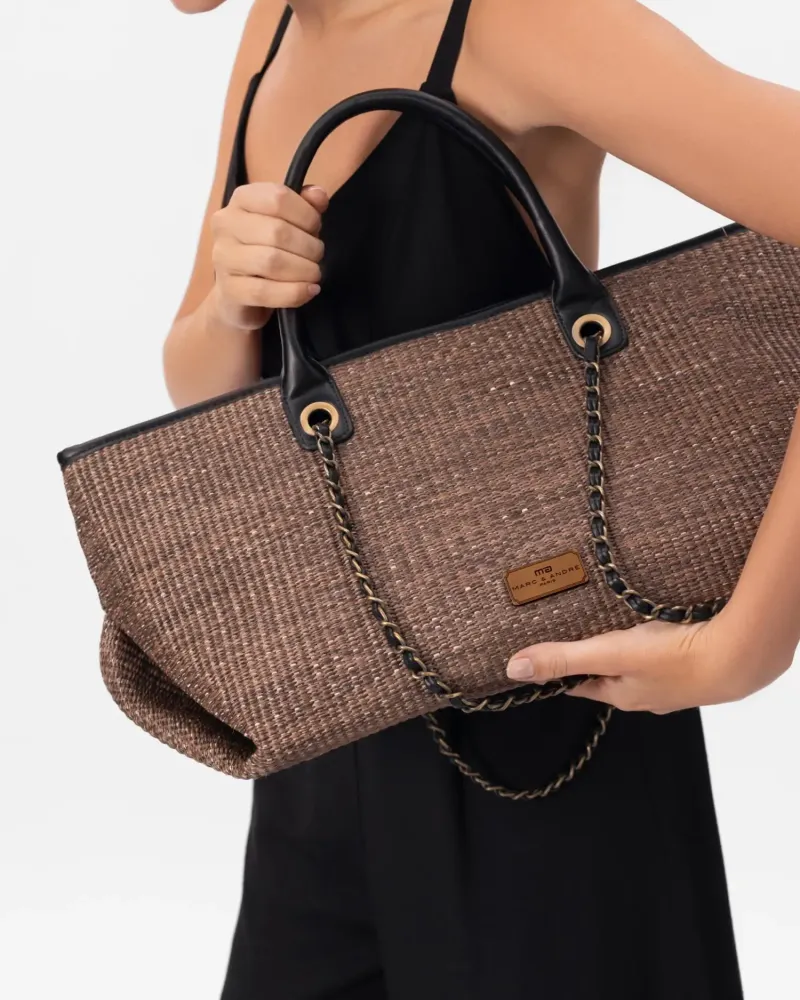 Елегантна чанта с верижка в кафяв цвят