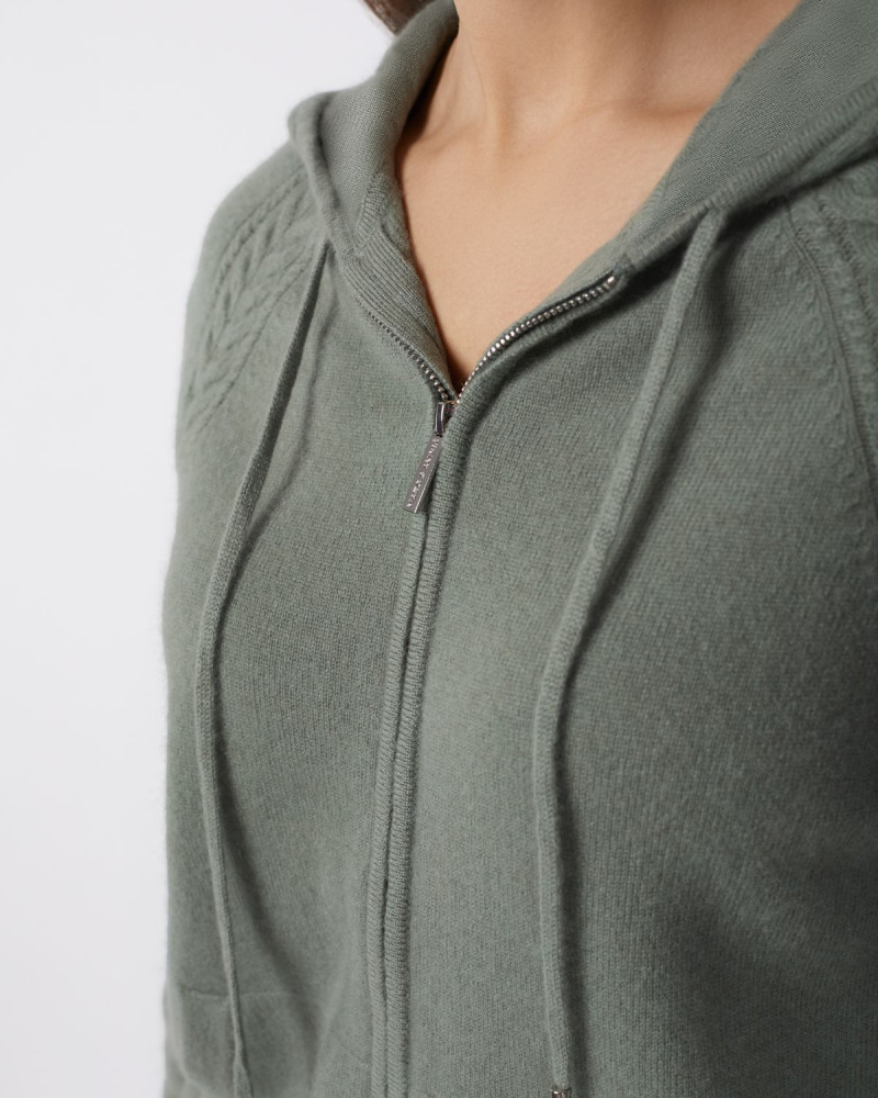 Кашмирен пуловер с качулка и цип BRAIDED ELEGANCE