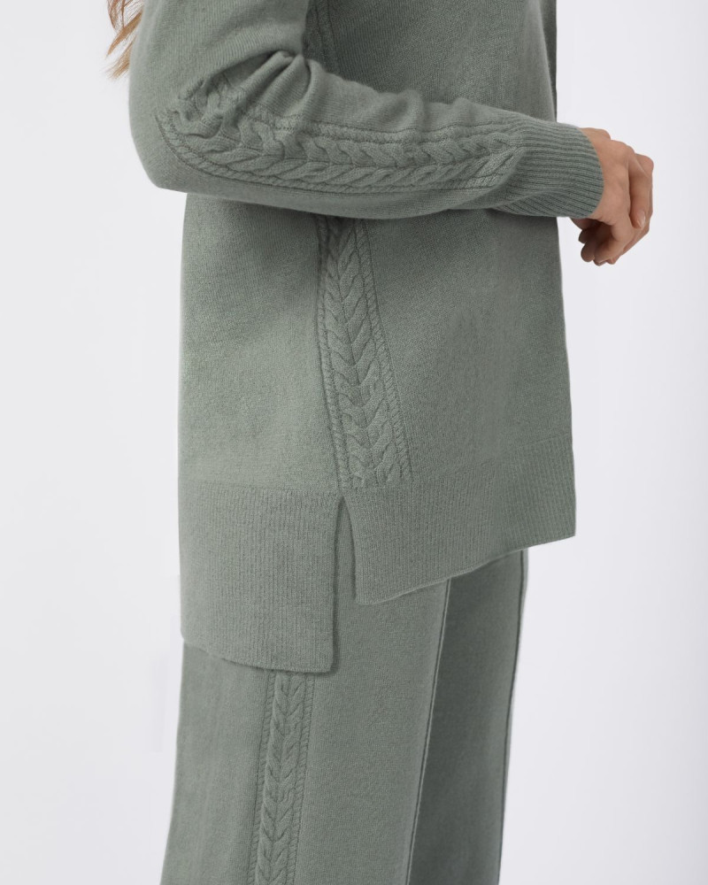 Кашмирен пуловер с V-образно деколте