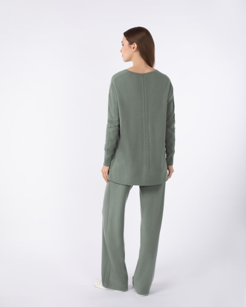 Кашмирен пуловер с V-образно деколте