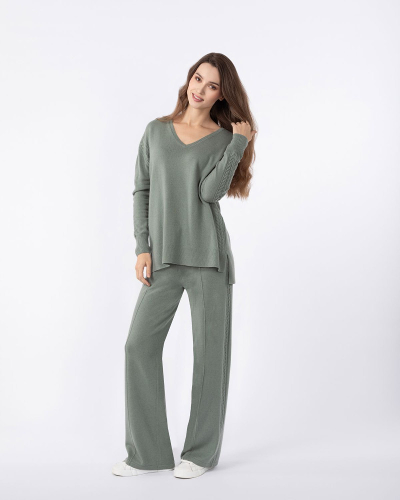 Кашмирен пуловер с V-образно деколте