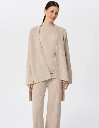 Жилетка от фин кашмир беж QUIET MOTION