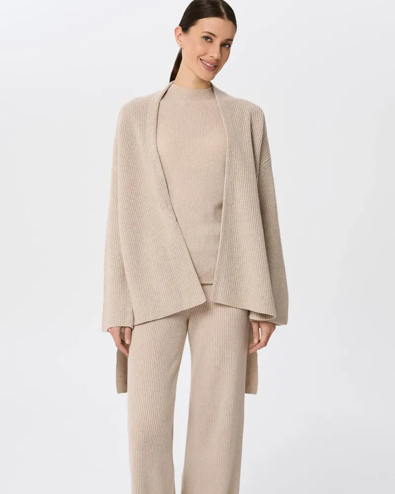 Жилетка от фин кашмир беж QUIET MOTION