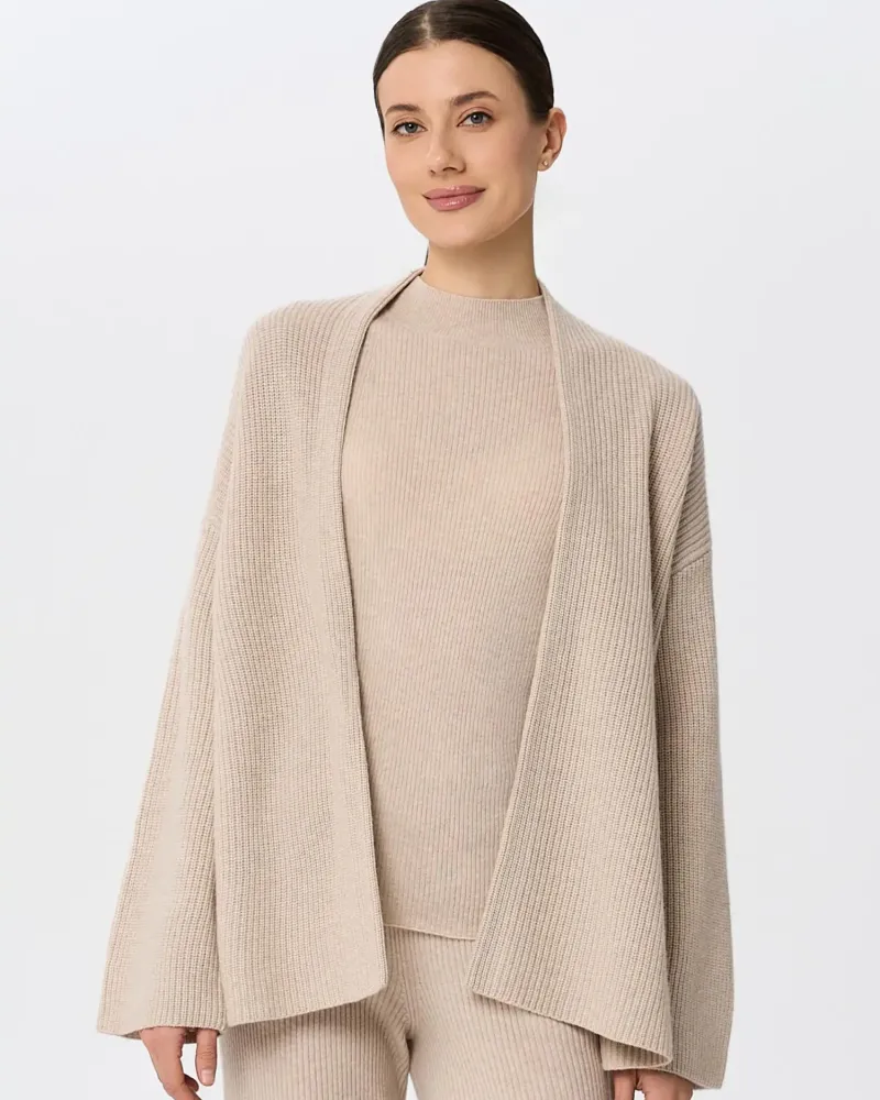 Жилетка от фин кашмир беж QUIET MOTION