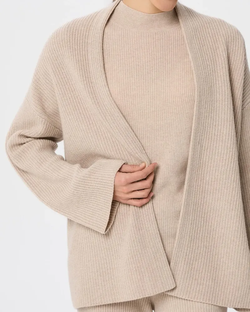 Жилетка от фин кашмир беж QUIET MOTION