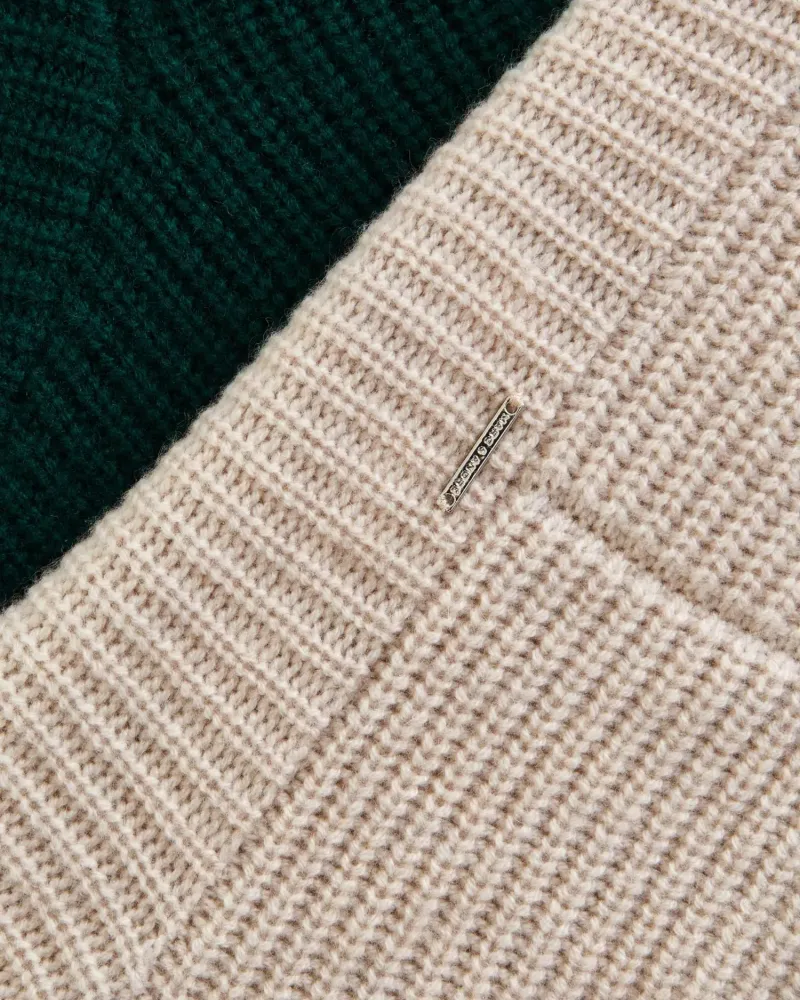 Жилетка от фин кашмир беж QUIET MOTION