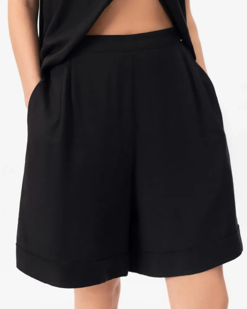 Къси ленени панталони в черен цвят Shiny Linen