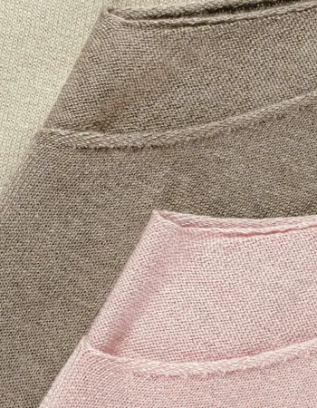 Елегантен топ от коприна и кашмир цвят беж ENDLESS BLISS