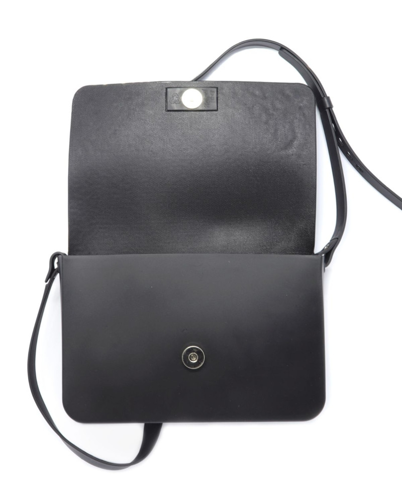 Черна чанта през рамо