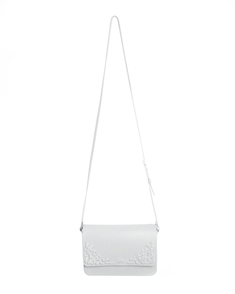 Бяла чанта през рамо