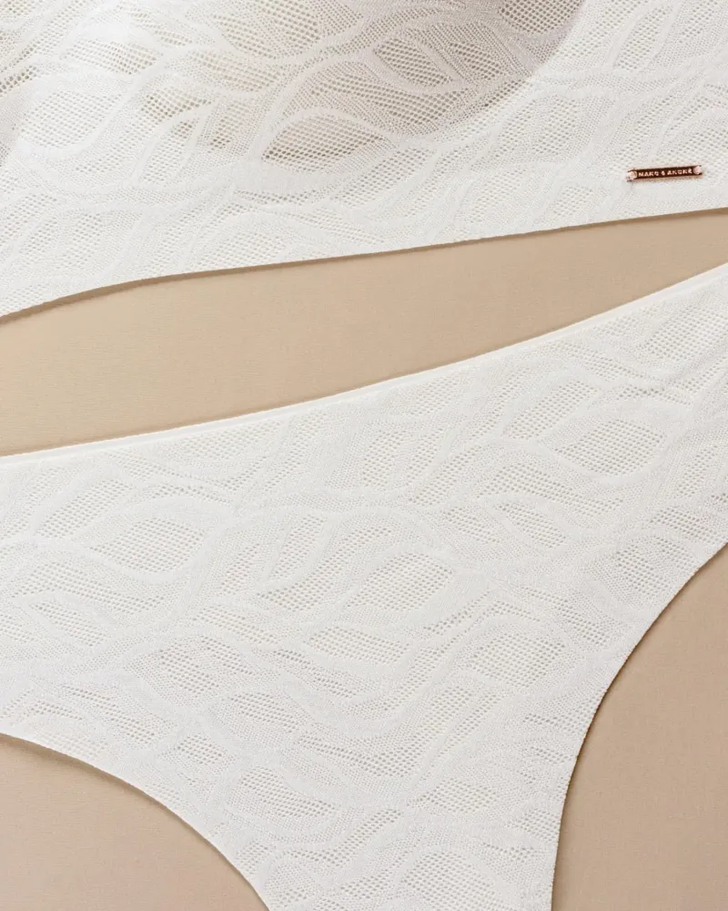 Безшевни бикини стринг Lacy Skin