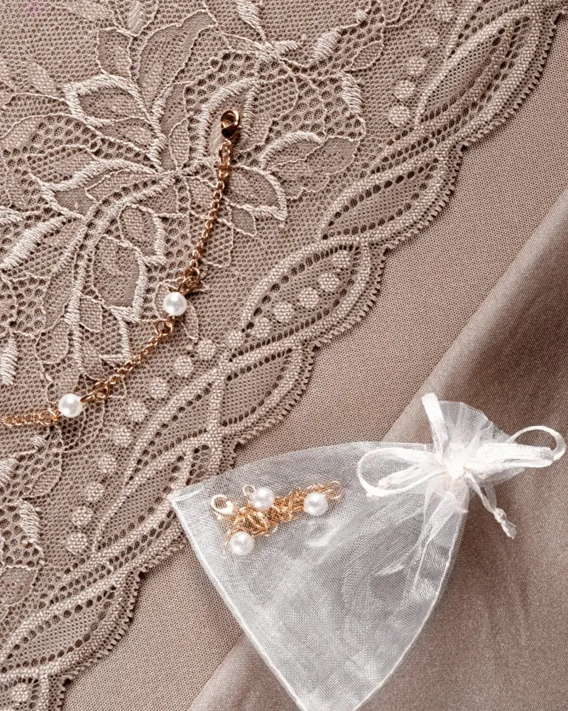 Сутиен с банели и полуподплатени чашки Charming