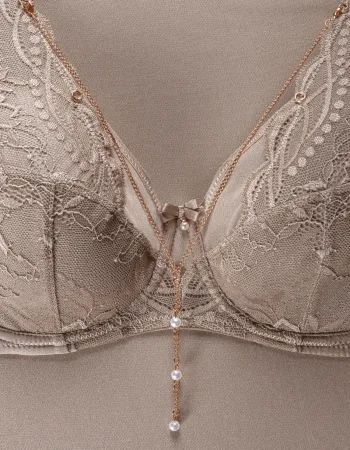 Сутиен с меки чашки и банели Charming Сутиен с меки чашки и банели Charming