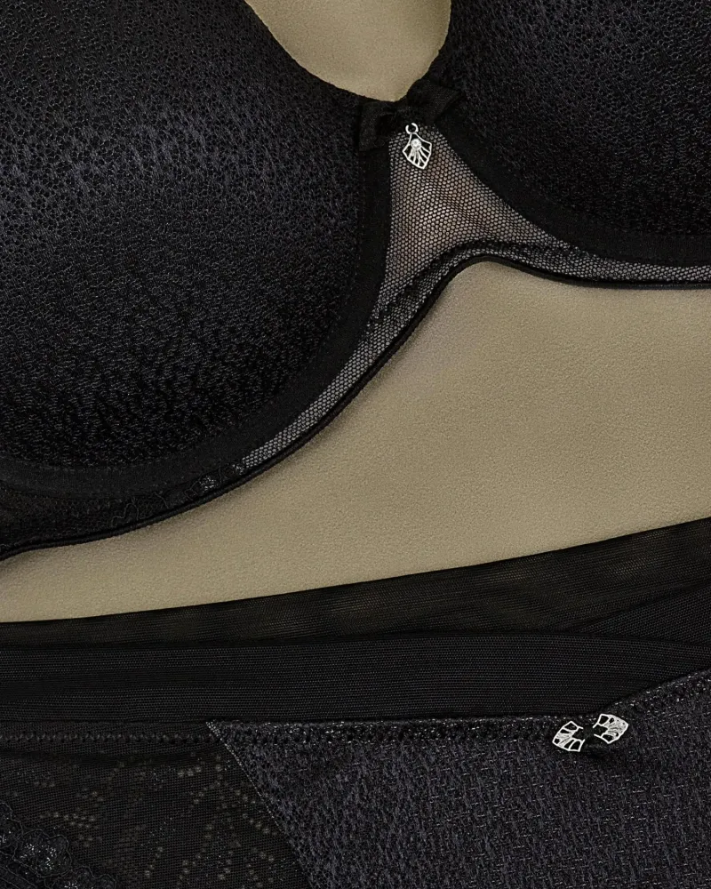 Сутиен с Push-Up подплънки Enigma